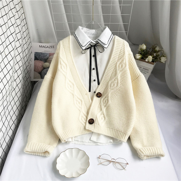 Uue mudeli naiste kootud vest nööpide ja spitsikaelusega