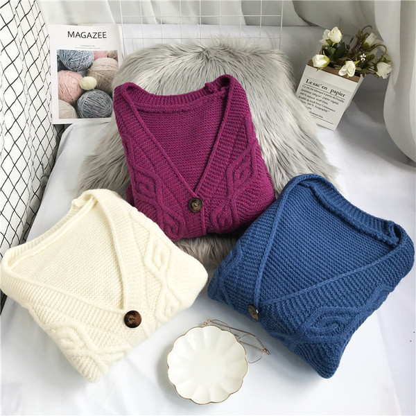 Uue mudeli naiste kootud vest nööpide ja spitsikaelusega