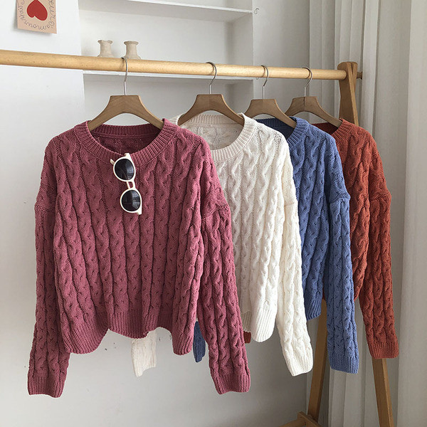 Πλεκτό γυναικείο χειμερινό πουλόβερ με στρογγυλό ντεκολτέ