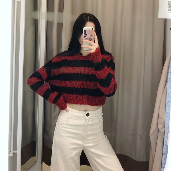 Κοντό ριγέ πουλόβερ με οβάλ λαιμόκοψη