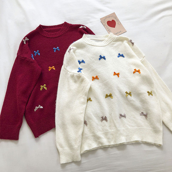 Γυναικείο χειμερινό πουλόβερ με στρογγυλή λαιμόκοψη και χρωματιστές κορδέλες