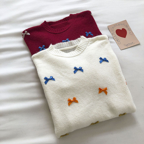 Γυναικείο χειμερινό πουλόβερ με στρογγυλή λαιμόκοψη και χρωματιστές κορδέλες