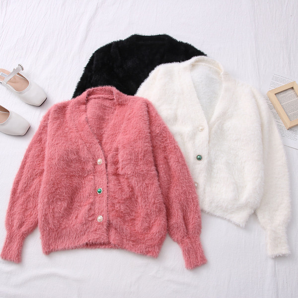 Aktualan ženski prsluk s gumbima i V izrezom