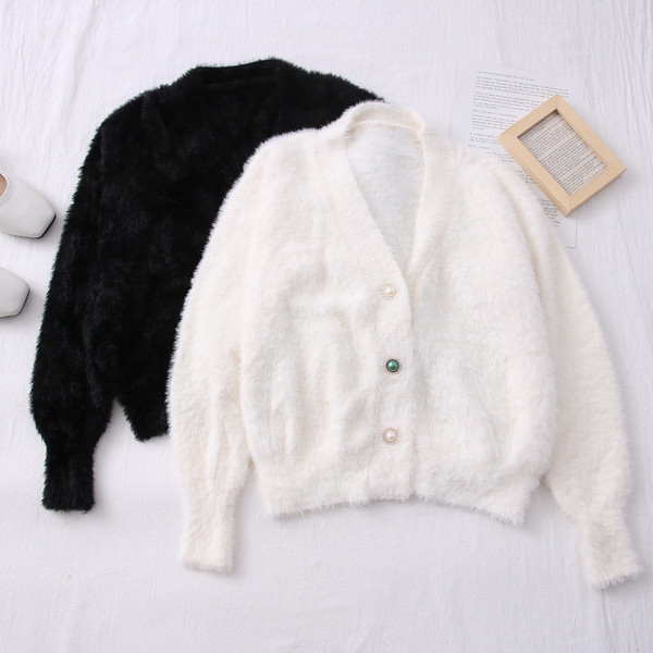 Aktualan ženski prsluk s gumbima i V izrezom