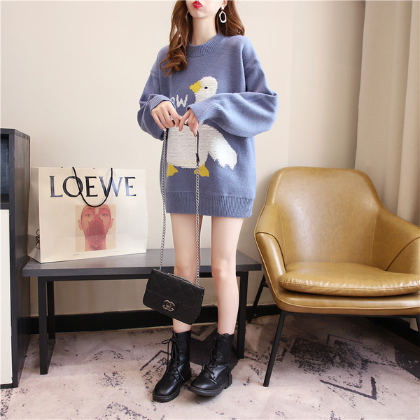 Μοντέρνο γυναικείο πουλόβερ  με στρογγυλή λαιμόκοψη και μακριά μανίκια