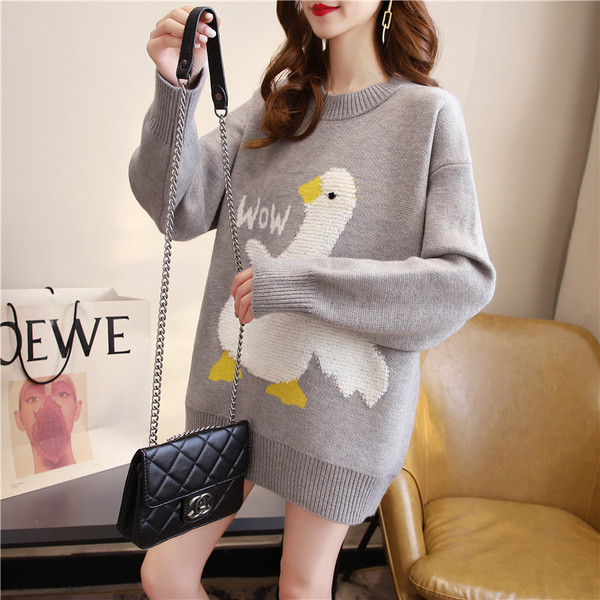 Μοντέρνο γυναικείο πουλόβερ  με στρογγυλή λαιμόκοψη και μακριά μανίκια