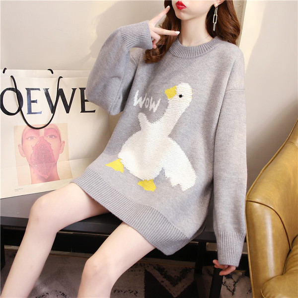 Μοντέρνο γυναικείο πουλόβερ  με στρογγυλή λαιμόκοψη και μακριά μανίκια