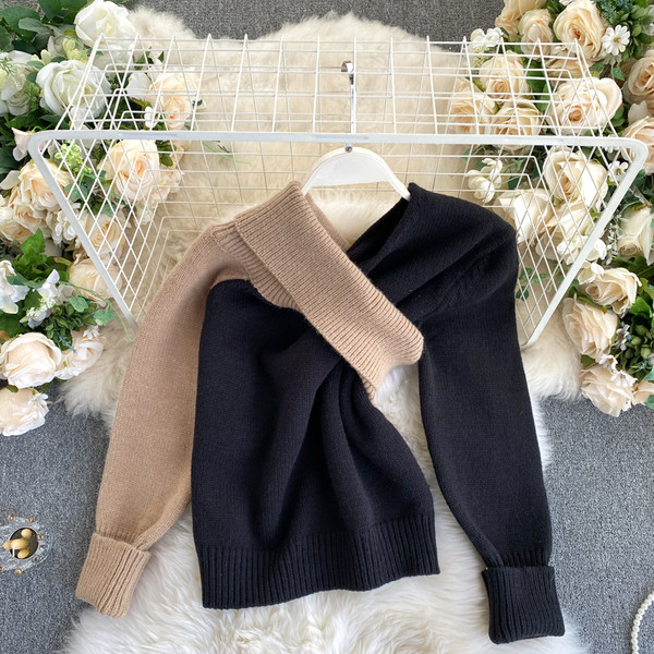 Γυναικείο casual πουλόβερ με κοψίματα - ασύμμετρο μοτίβο