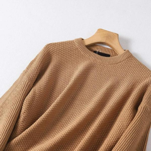 Lai kampsun mudel õhukesest kudumisest