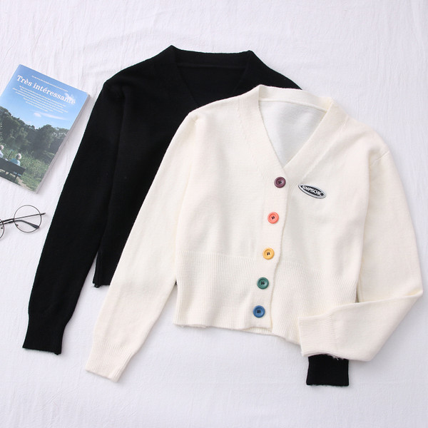 Ležeran ženski kardigan s gumbima u boji i špic izrezom