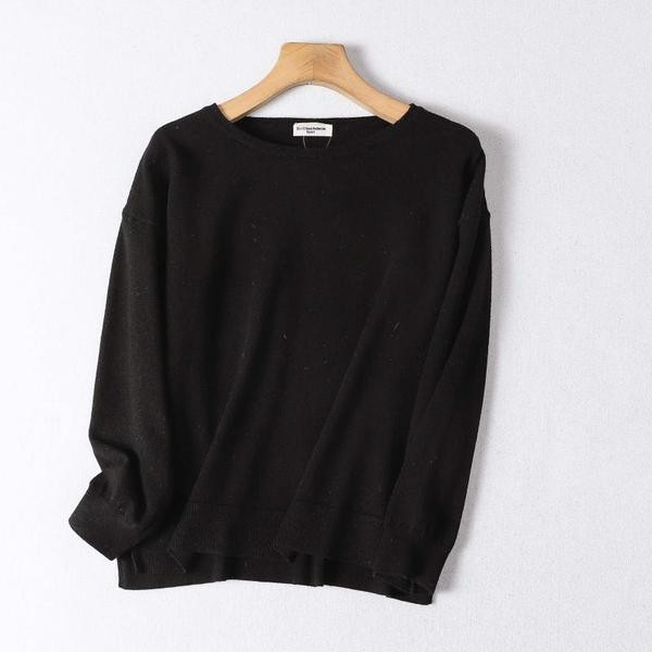 Γυναικείο πουλόβερ από λεπτό πλέξιμο με οβάλ ντεκολτέ