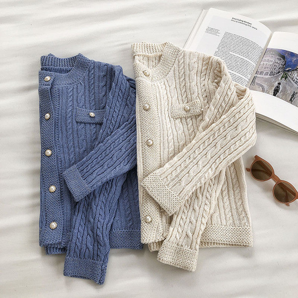 Kootud naiste kardigan nööpide ja ümara kaelusega