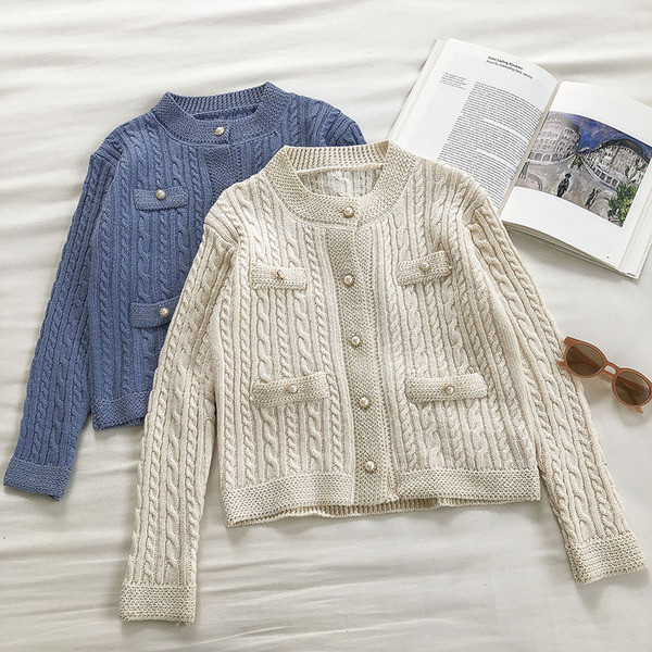 Kootud naiste kardigan nööpide ja ümara kaelusega