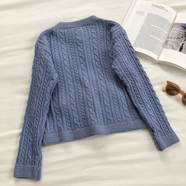 Kootud naiste kardigan nööpide ja ümara kaelusega