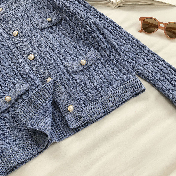 Kootud naiste kardigan nööpide ja ümara kaelusega