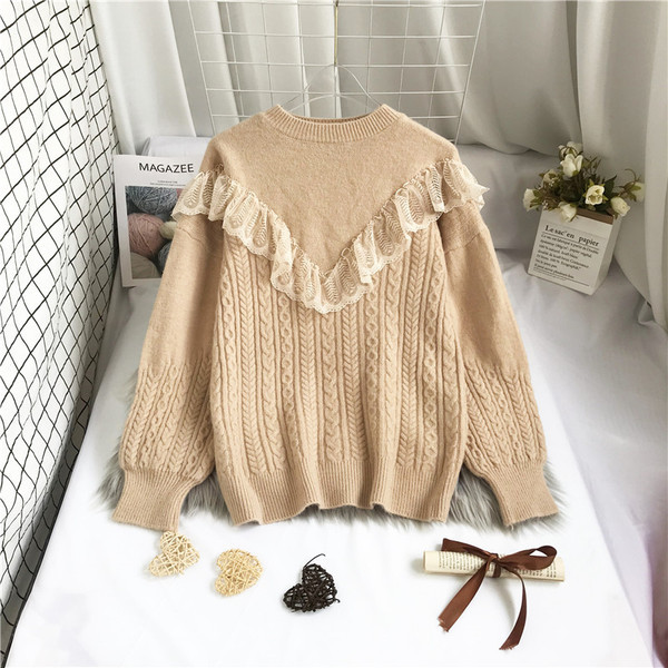 Πουλόβερ μοντέρνο με δαντέλα και οβάλ ντεκολτέ