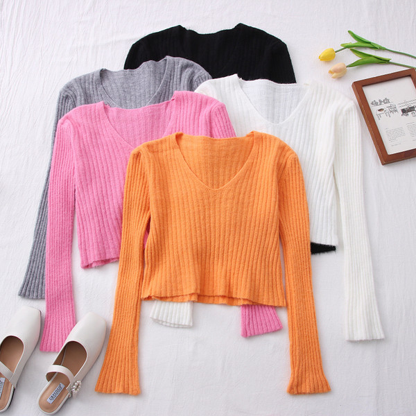 Šareni ženski pulover s dugim rukavima i špic izrezom