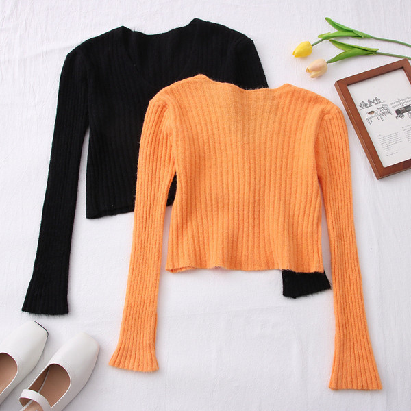 Šareni ženski pulover s dugim rukavima i špic izrezom