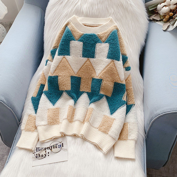 Γυναικείο μοντέρνο πουλόβερ με οβάλ λαιμόκοψη και μακριά μανίκια