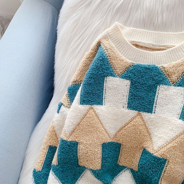 Γυναικείο μοντέρνο πουλόβερ με οβάλ λαιμόκοψη και μακριά μανίκια