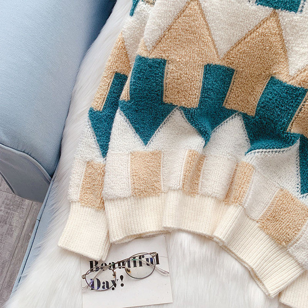 Γυναικείο μοντέρνο πουλόβερ με οβάλ λαιμόκοψη και μακριά μανίκια