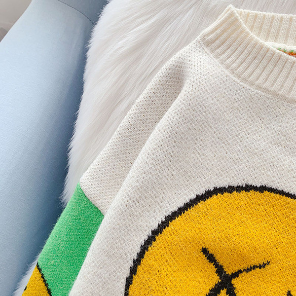 Ovaalse dekoltee ja lillemustriga kampsun