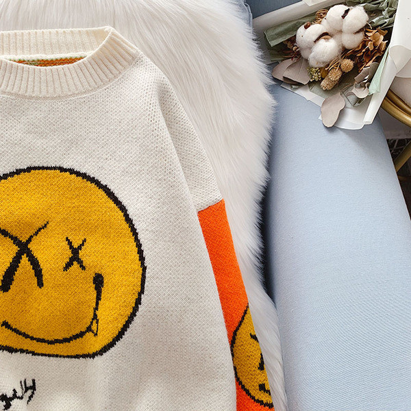 Ovaalse dekoltee ja lillemustriga kampsun