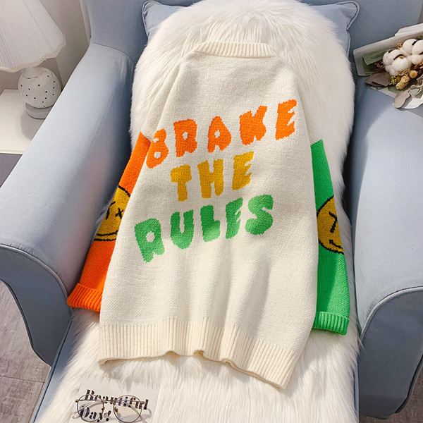 Ovaalse dekoltee ja lillemustriga kampsun