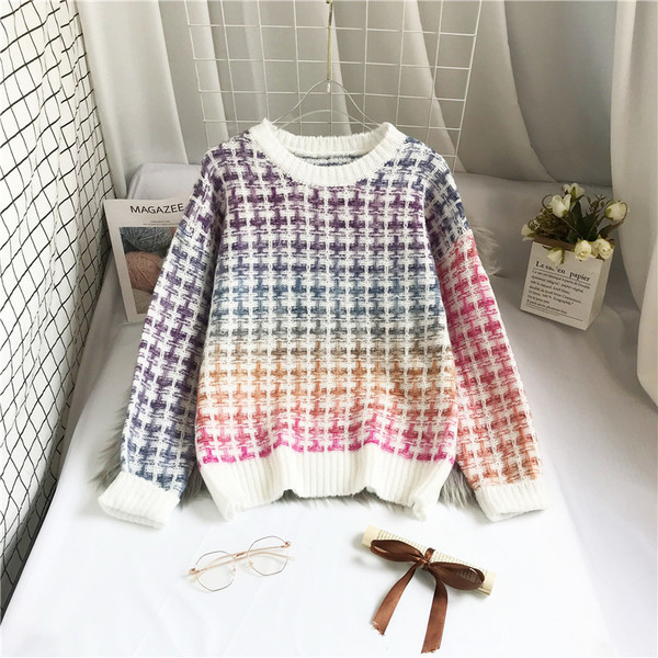 Цветен дамски пуловер- с обло деколте и дълъг ръкав