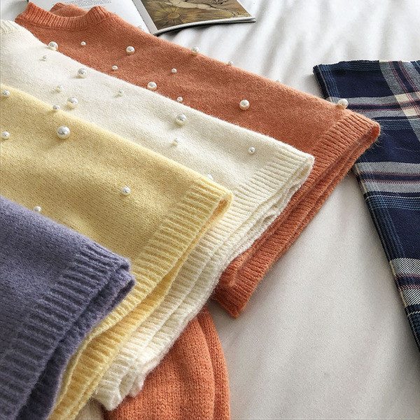 Γυναικείο πουλόβερ με στρογγυλή λαιμόκοψη και ι διακόσμηση πέρλες