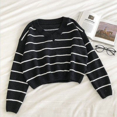 Naiste vabaaja triibuline spitsikaelusega kampsun