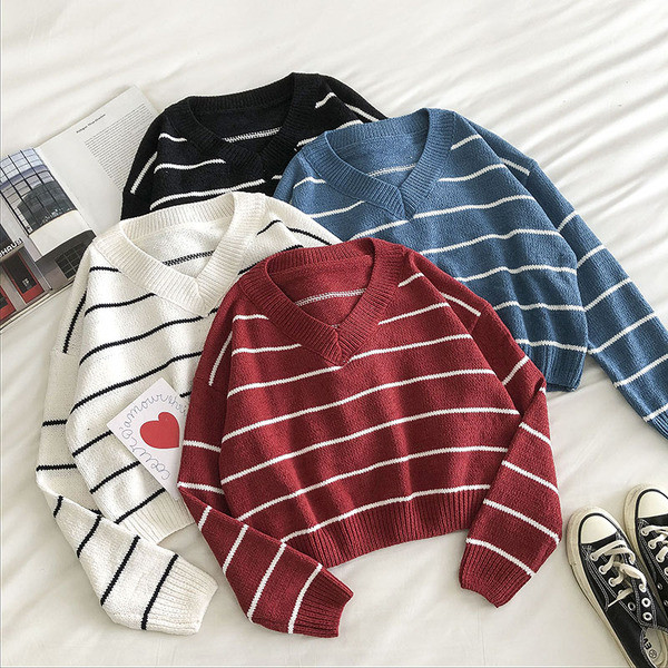 Naiste vabaaja triibuline spitsikaelusega kampsun