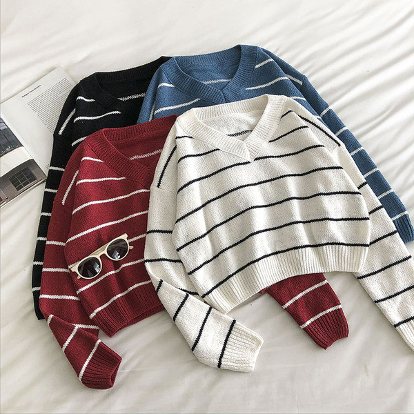 Naiste vabaaja triibuline spitsikaelusega kampsun