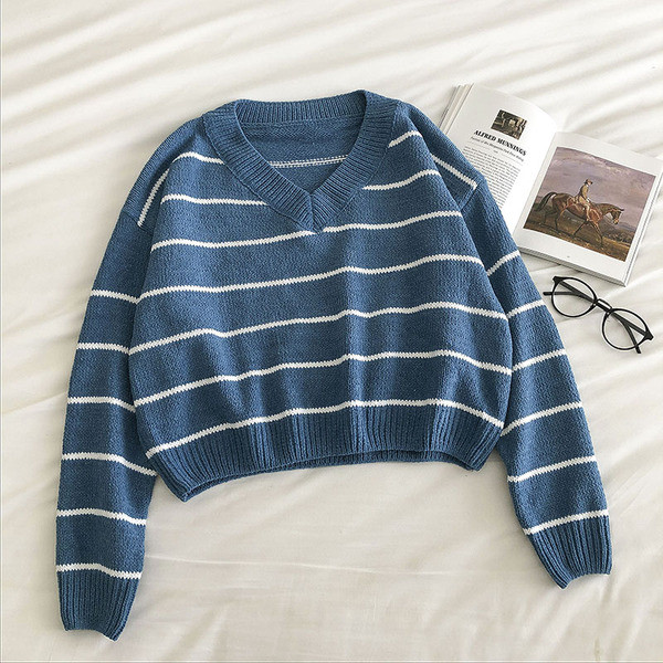 Naiste vabaaja triibuline spitsikaelusega kampsun