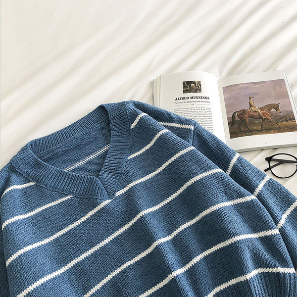 Naiste vabaaja triibuline spitsikaelusega kampsun