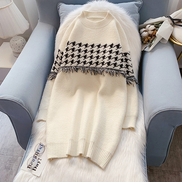 Μοντέρνο γυναικείο μακρύ πουλόβερ με  κρόσσια και οβάλ ντεκολτέ