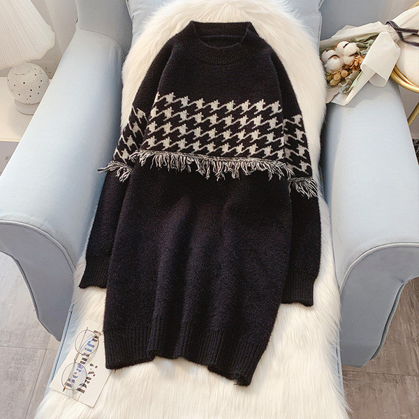 Μοντέρνο γυναικείο μακρύ πουλόβερ με  κρόσσια και οβάλ ντεκολτέ