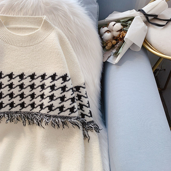 Μοντέρνο γυναικείο μακρύ πουλόβερ με  κρόσσια και οβάλ ντεκολτέ