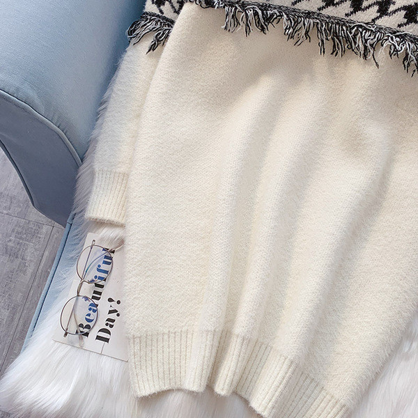 Μοντέρνο γυναικείο μακρύ πουλόβερ με  κρόσσια και οβάλ ντεκολτέ