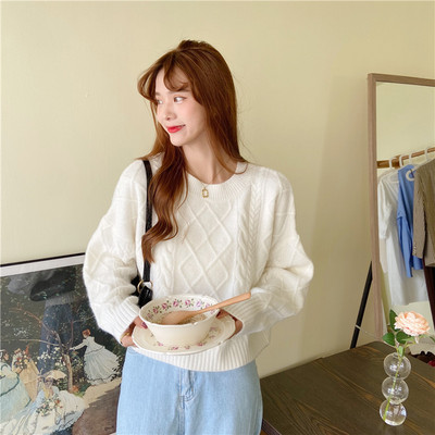 Moodne naiste kampsun – pikkade varrukate ja ovaalse kaelusega