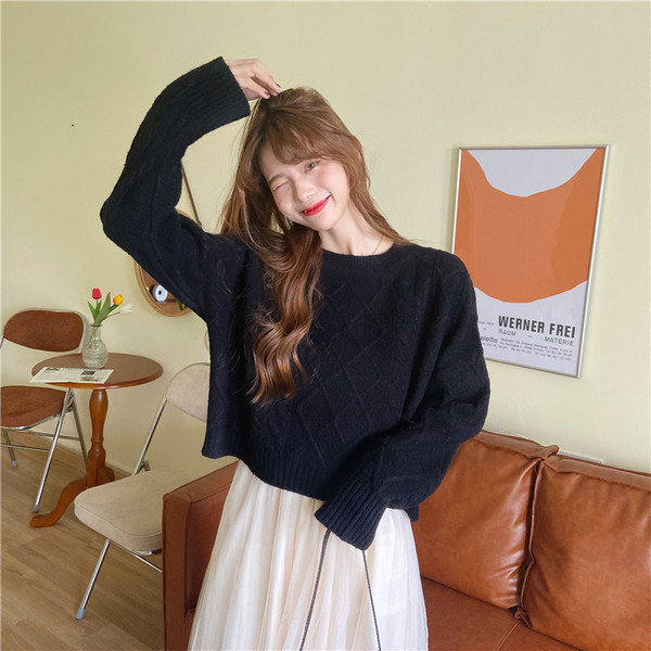 Moodne naiste kampsun – pikkade varrukate ja ovaalse kaelusega