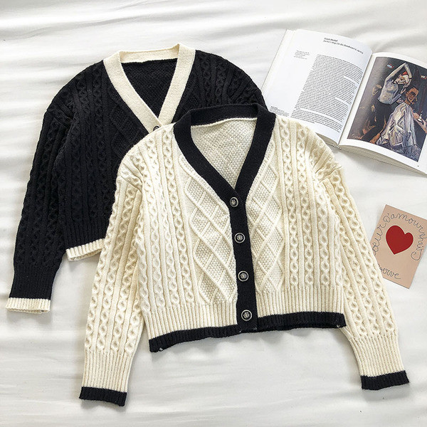 Naiste vabaaja vest nööpide ja spitsikaelusega