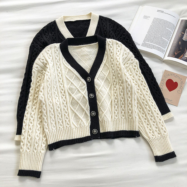 Naiste vabaaja vest nööpide ja spitsikaelusega