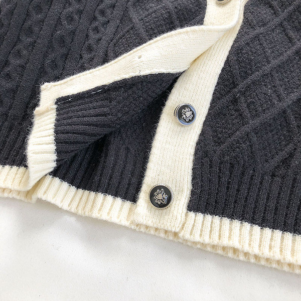 Naiste vabaaja vest nööpide ja spitsikaelusega