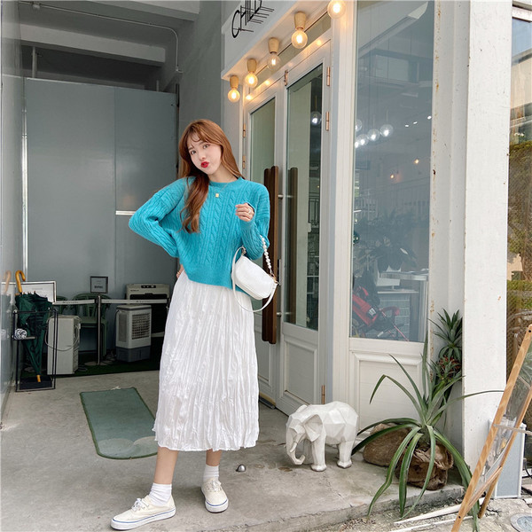 Γυναικείο πλεκτό πουλόβερ με οβάλ λαιμόκοψη και μακριά μανίκια