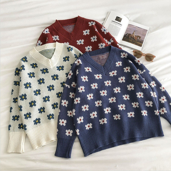 Дамски пуловер с цветя и шпиц деколте