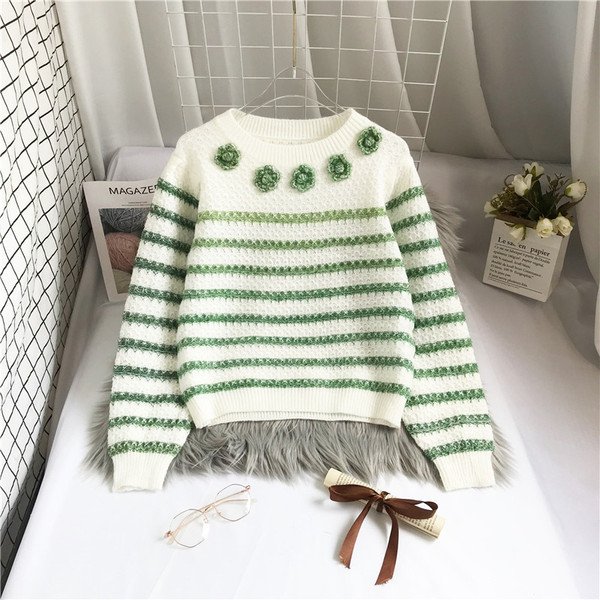 Triibuline naiste kampsun 3D elemendi ja ümara kaelusega