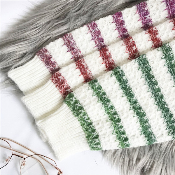 Triibuline naiste kampsun 3D elemendi ja ümara kaelusega