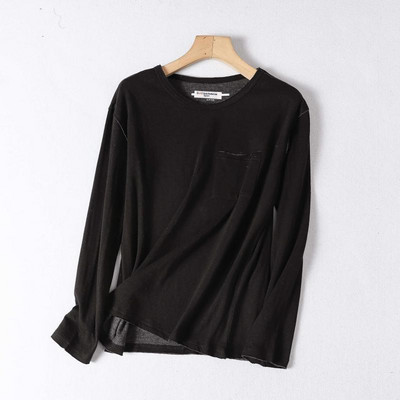 Laia mudeliga sviiter taskuga õhukesest kudumisest