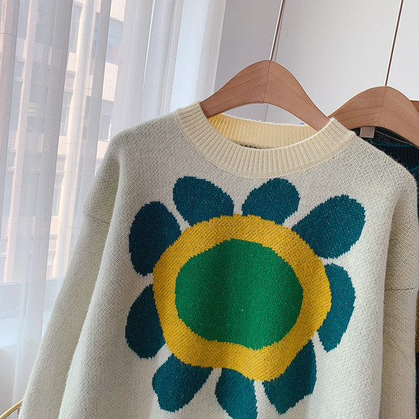 Naiste vabaaja kampsun aplikatsiooni ja ovaalse kaelusega